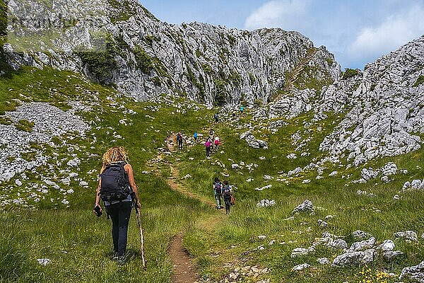 Der Berg Aizkorri 1523 Meter  der höchste in Guipuzcoa. Baskenland. Eine Gruppe von Freunden beim Aufstieg zum Gipfel. Aufstieg durch San Adrian und Rückkehr durch die Oltza Felder