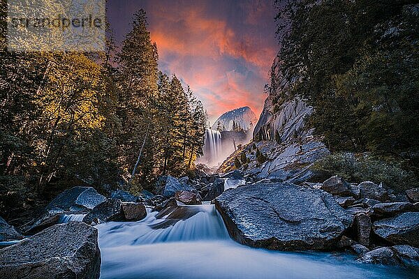 Sonnenuntergang an den Vernal Falls im Yosemite National Park im Wasser neben den Steinen  Langzeitbelichtung. Kalifornien  Vereinigte Staaten