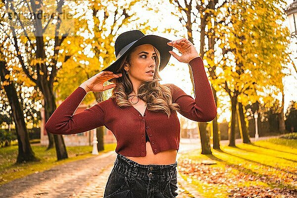 Lifestyle  Porträt eines kaukasischen Mädchens mit Hut im Wald beim Herbstspaziergang