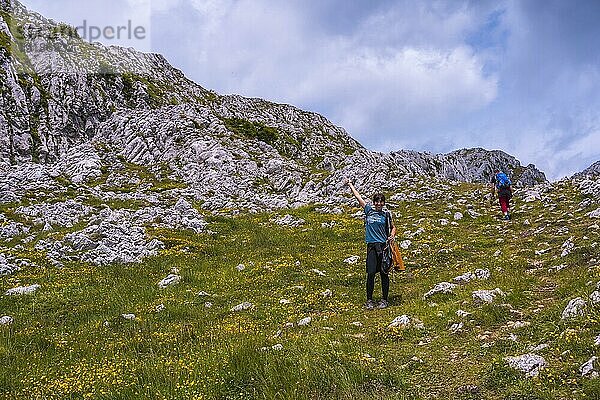 Der Berg Aizkorri 1523 Meter  der höchste in Guipuzcoa. Baskenland. Eine fröhliche junge Frau oben auf den Feldern. Aufstieg über San Adrian und Rückweg über die Oltza Felder