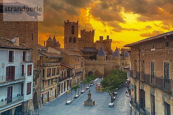 Unglaublicher Sonnenaufgang über dem Königspalast der mittelalterlichen Stadt Olite im Süden von Navarra. Spanien