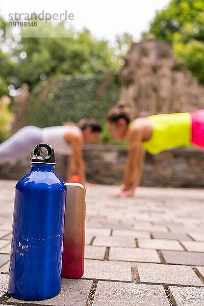 Latin Girl beim Sport in einem Park in der Stadt  Lifestyle ein gesundes Leben  Aufnahme eines Videos für soziale Netzwerke mit dem Telefon