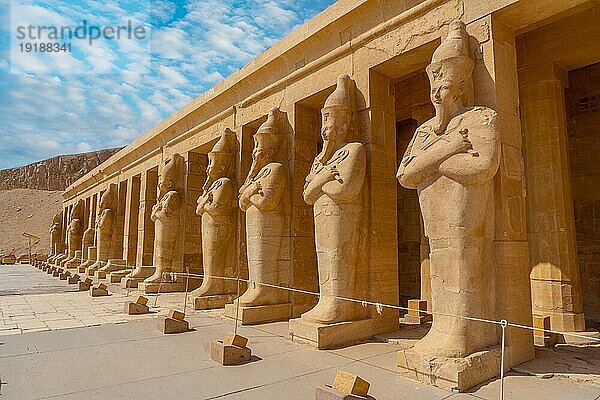 Skulpturen von Pharaonen beim Betreten des Totentempels der Hatschepsut in Luxor. Ägypten