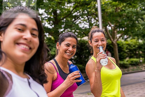 Latina Mädchen macht Sport in einem Park in der Stadt  Lebensstil ein gesundes Leben  ein Selfie mit dem Telefon nach dem Training