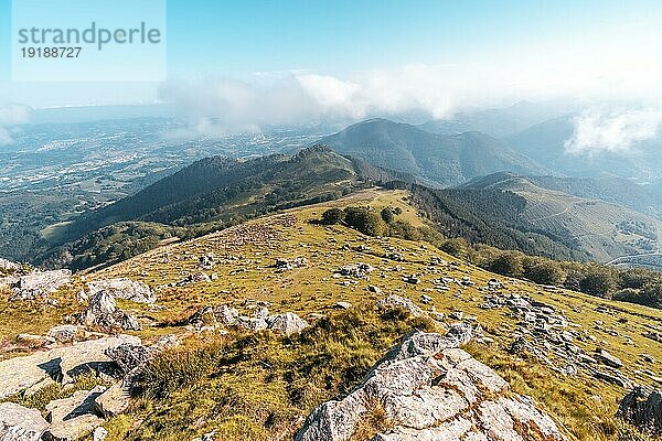 Panoramablick vom Gipfel des Monte Adarra in Urnieta  in der Nähe von San Sebastian. Gipuzkoa  Baskenland