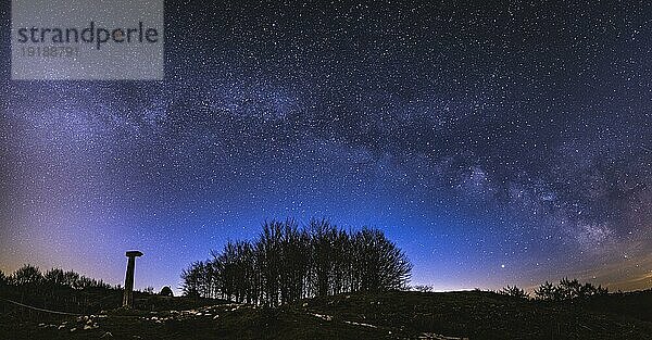 Bogen der Milchstraße bei Nacht aus dem Tal von Lesaka  Navarra
