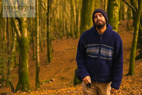 Lifestyle  ein junger Mann in einem blauen Wollpullover genießt den Wald im Herbst. Artikutza Wald in San Sebastián  Gipuzkoa  Baskenland. Spanien