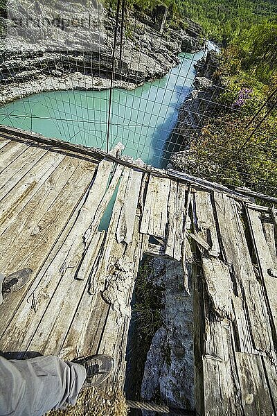 Kaputte Brücke  Tal der Vjosa  die Vjosë zählt zu den wenigen größeren naturbelassenen Flüssen Europas  Nationalpark Wildfluss Vjosa  Përmet  Qark Gjirokastra  Albanien  Europa