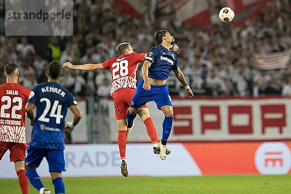 Matthias GINTER SC Freiburg im Luftkampf um den Ball mit Lucas PAQUETA West Ham United