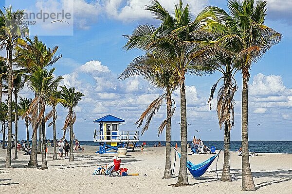 Touristen und Rettungsschwimmerturm im Winter am Surfside Beach am Atlantischen Ozean in Miami Dade County  Florida  Vereinigte Staaten  USA  Nordamerika