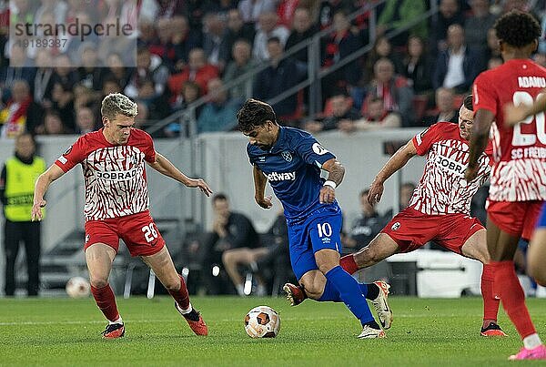 Matthias GINTER SC Freiburg li. und Nicolas HOEFLER SC Freiburg re. im Kampf mit Lucas PAQUETA West Ham United