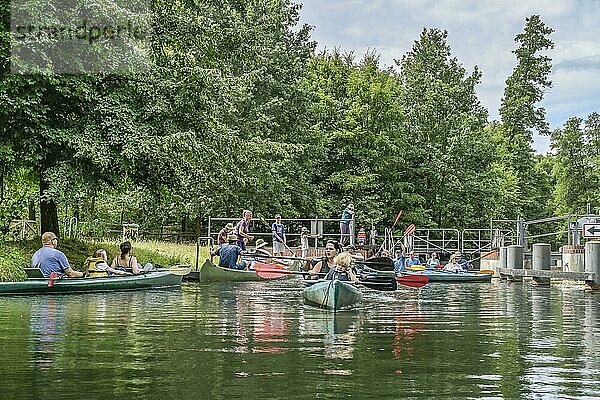 Kanus  Wasserwanderer  Schleuse Leiper Wehr  Leipe im Spreewald  Brandenburg  Deutschland  Europa