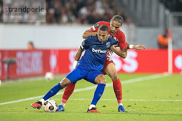 Thilo KEHRER West Ham United li. im Zweikampf mit Kiliann SILDILLIA SC Freiburg