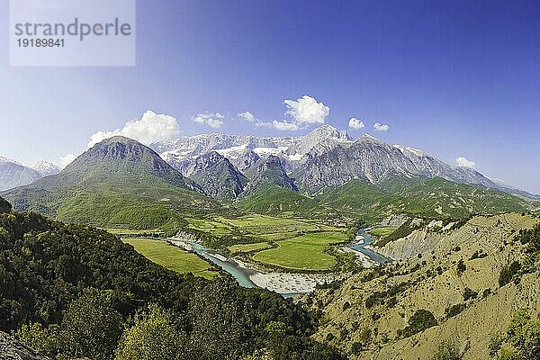 Tal der Vjosa  die Vjosë zählt zu den wenigen größeren naturbelassenen Flüssen Europas  Nationalpark Wildfluss Vjosa  Përmet  Qark Gjirokastra  Albanien  Europa
