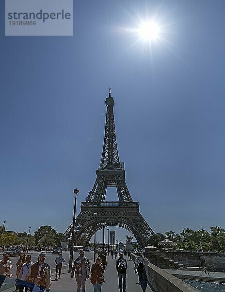 Eifelturm mit Sonne im Gegenlicht  Paris  Frankreich  Europa