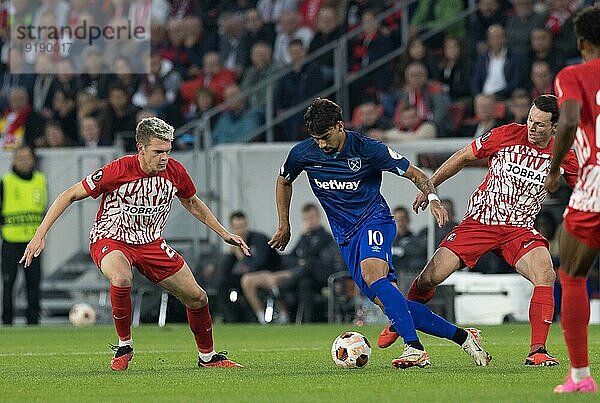 Matthias GINTER SC Freiburg li. und Nicolas HOEFLER SC Freiburg re. im Kampf mit Lucas PAQUETA West Ham United