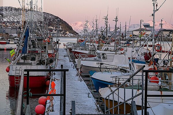 Hafen  Winter  Lichtstimmung  Schnee  Schiffe  Fischerboote  Skoervoy  Norwegen  Europa