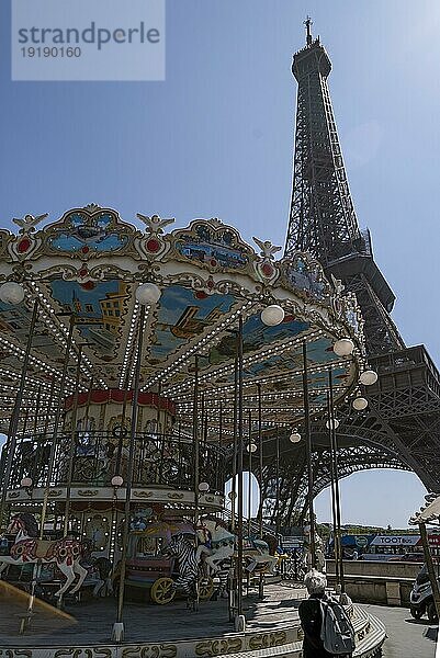 Nostalgisches Kinderkarussell  hinten der Eifelturm  Paris  Frankreich  Europa