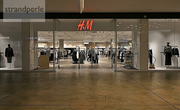 Innenaufnahme H & M Hennes & Mauritz  Das Gerber  Logo  Einkaufszentrum  Shopping Center  Stuttgart  Baden-Württemberg  Deutschland  Europa