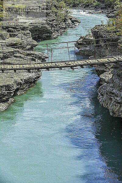 Kaputte Brücke  Tal der Vjosa  die Vjosë zählt zu den wenigen größeren naturbelassenen Flüssen Europas  Nationalpark Wildfluss Vjosa  Përmet  Qark Gjirokastra  Albanien  Europa