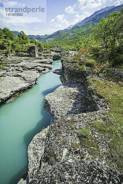 Tal der Vjosa  die Vjosë zählt zu den wenigen größeren naturbelassenen Flüssen Europas  Nationalpark Wildfluss Vjosa  Përmet  Qark Gjirokastra  Albanien  Europa