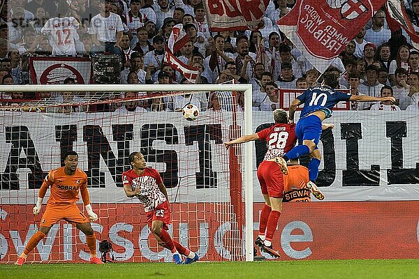 Lucas PAQUETA West Ham United erzielt mit dem Kopf das 0:1 für West Ham United  Matthias GINTER 28 SC Freiburg versucht ihn zu hindern