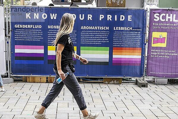 Banner mit Begriffsdefinition: Genderfluid  Nonbinary  Aromantisch oder einfach nur Lesbisch? Ein Farbcode für Gender sorgt für Klarheit  Christopher Street Day in Stuttgart  Baden-Württemberg  Deutschland  Europa