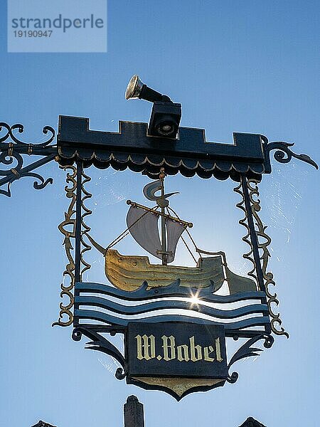 Schild  Segelschiff im Gegenlicht  Stadt Marktbreit  Landkreis Litzingen  Unterfranken  Bayern  Deutschland  Europa