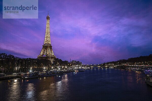 Genießen Sie die Stadt der Liebe entlang der Seine in Paris. Frankreich