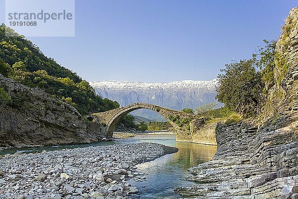 Kadiutbrücke  Bogenbrücke bei Bënjë  Benja  über den Wildfluss Lengarica  Landschaft bei Bënjë mit natürlichen Thermalquellen  Qark Gjirokastra  Albanien  Europa