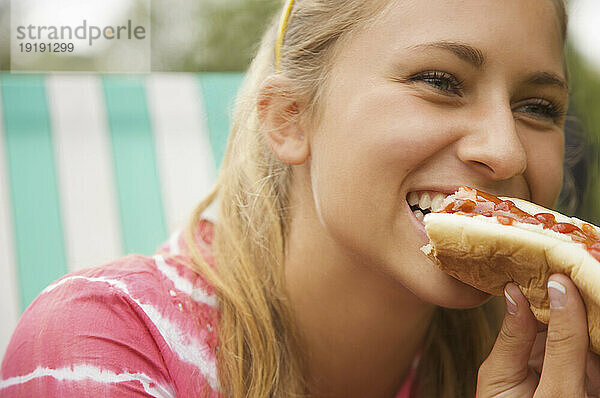 Nahaufnahme eines Teenagermädchens  das einen Hot Dog isst