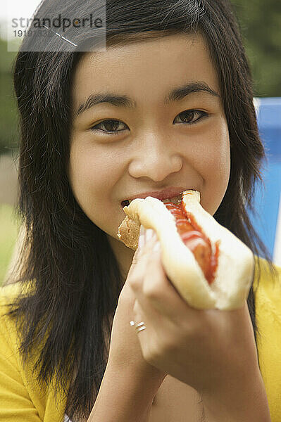 Nahaufnahme eines Teenagermädchens  das einen Hot Dog isst