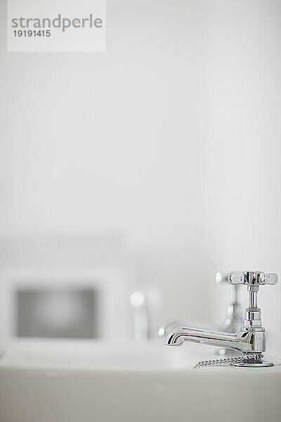 Waschbecken im Badezimmer mit Chromarmaturen