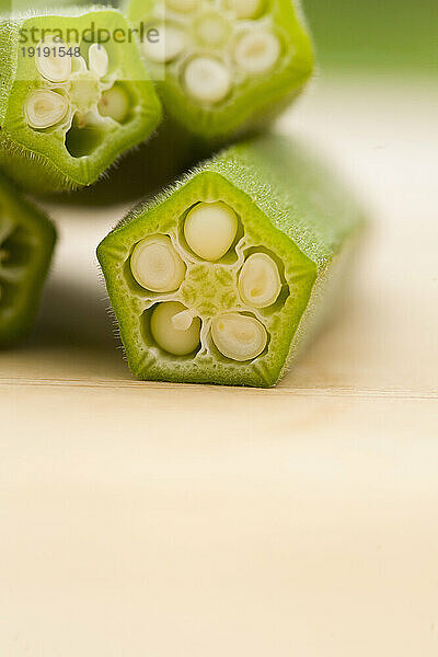 Okra auf einem Schneidebrett