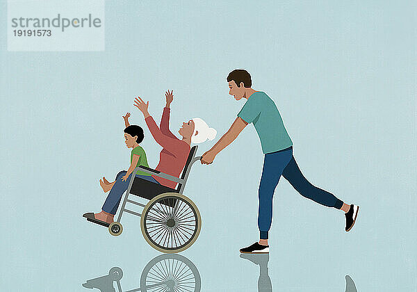 Verspielter Mann schiebt glückliche Mutter und Sohn im Rollstuhl