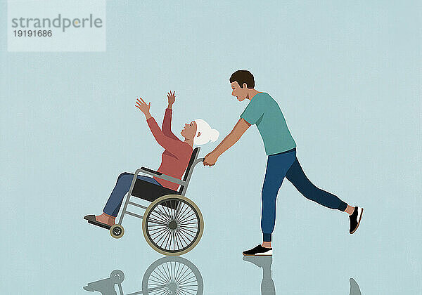 Sohn schiebt glückliche  verspielte ältere Mutter im Rollstuhl