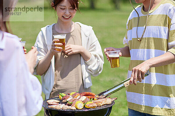 Japaner grillen im Stadtpark