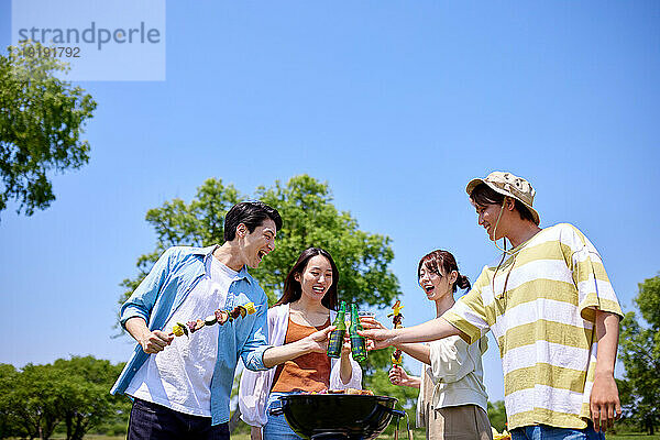 Japaner grillen im Stadtpark