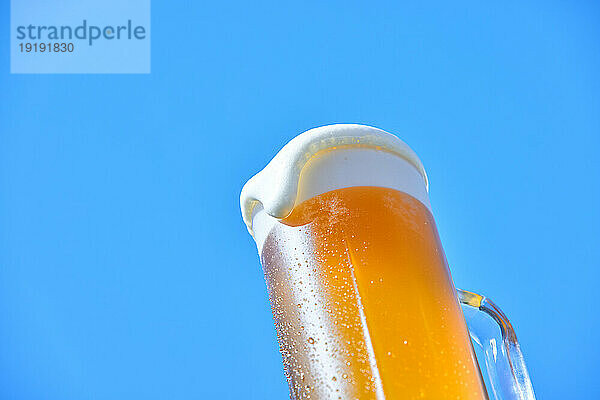 Bierglas und blauer Himmel