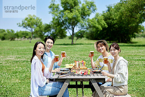 Japaner grillen im Stadtpark