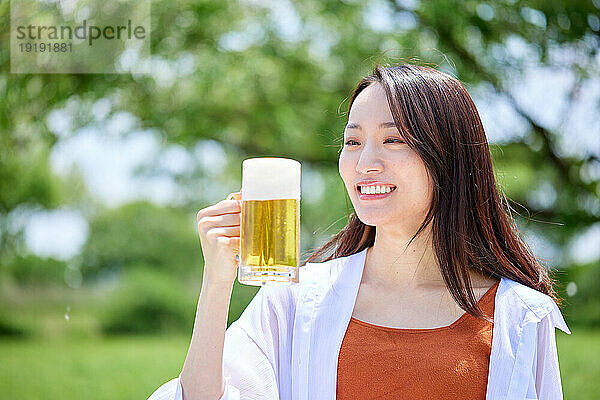 Japanerin trinkt Bier