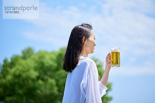 Japanerin trinkt Bier