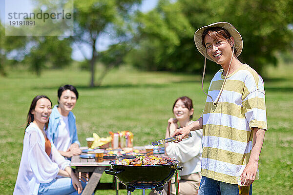 Japaner grillen im Stadtpark