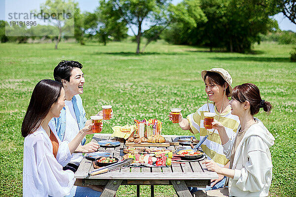 Japaner grillen im Stadtpark