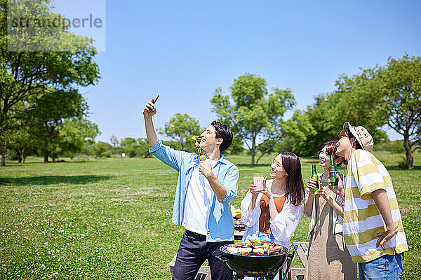 Japaner grillen im Stadtpark