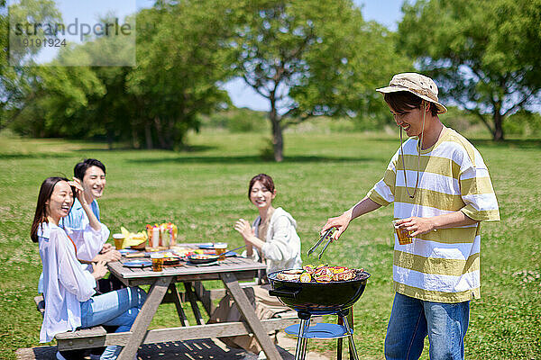 Japaner grillen im Stadtpark