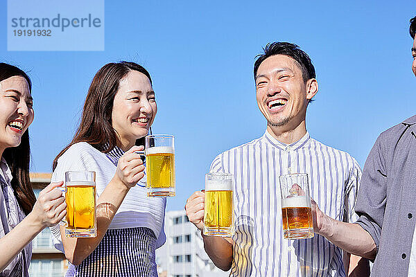 Japaner trinken Bier