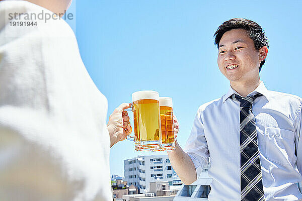 Japaner trinken Bier