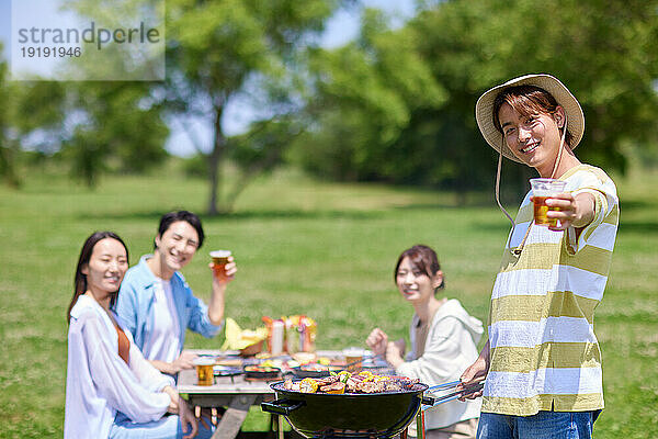 Japaner grillen im Stadtpark