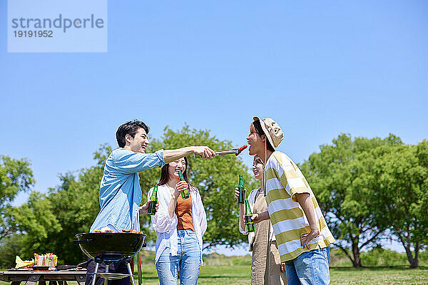 Japaner grillen im Stadtpark